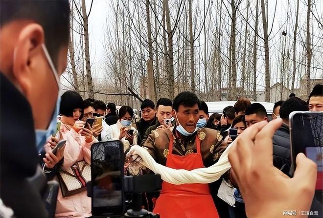泡沫散去网络造神的“残酷现实”在拉面哥身上展现得淋漓尽致